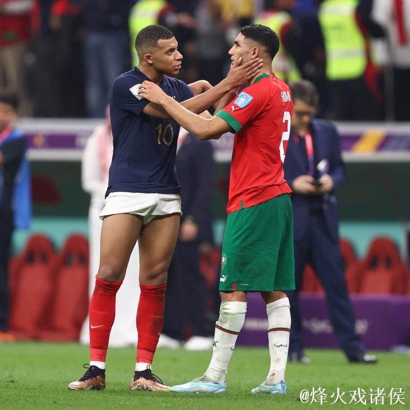 姆巴佩兄弟庆祝互动：照片分享在社媒上吸引球迷热议